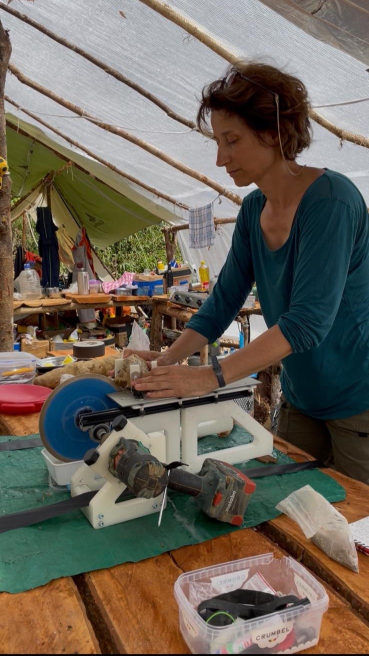 Sophie coupe en deux les stalagmites récupérées à Kosisilita
