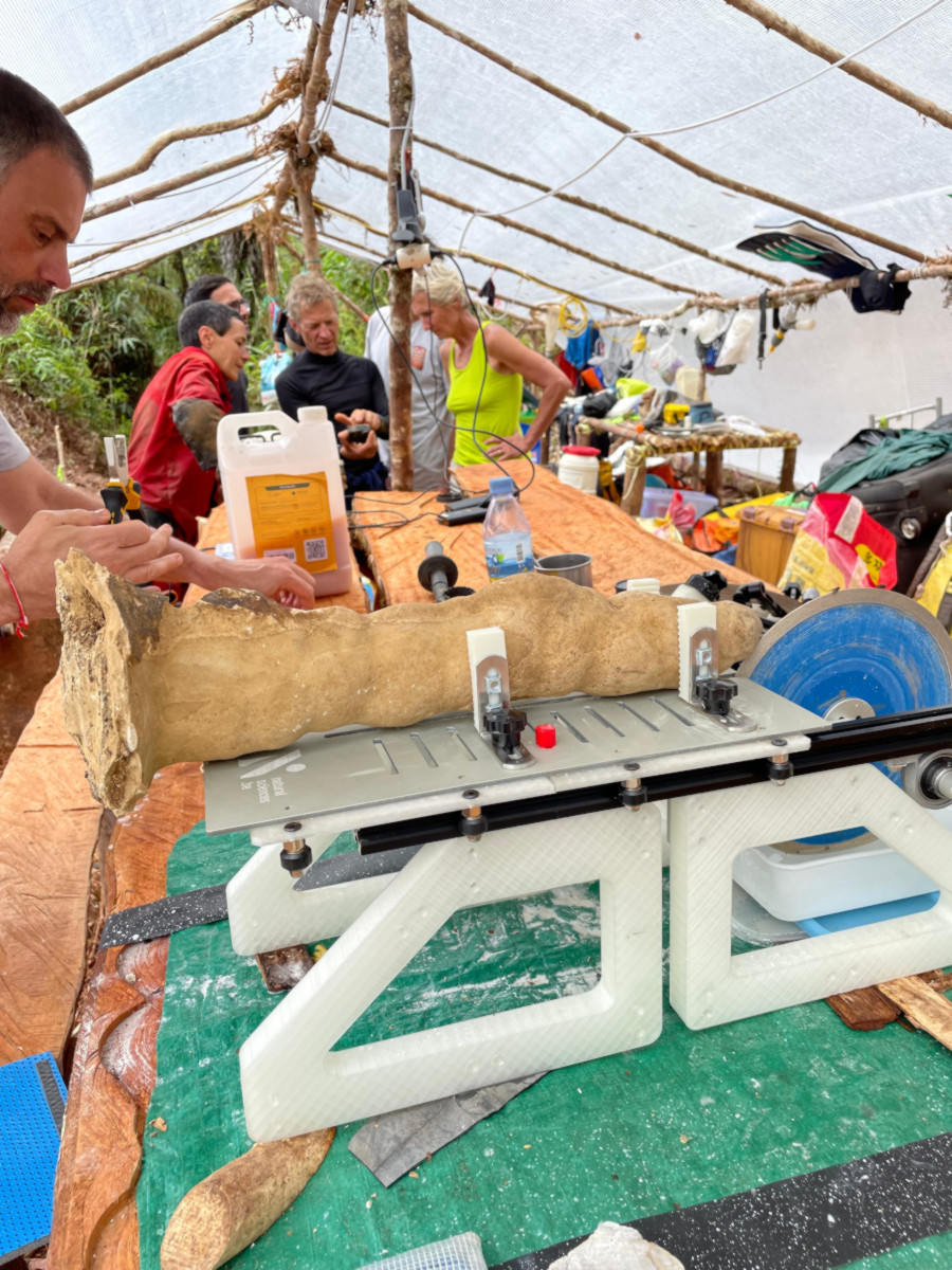 La scie qui permet de couper en deux les stalagmites.