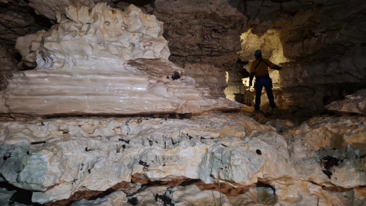 Kosisilita offre une belle galerie avec un calcaire blanc très photogénique.