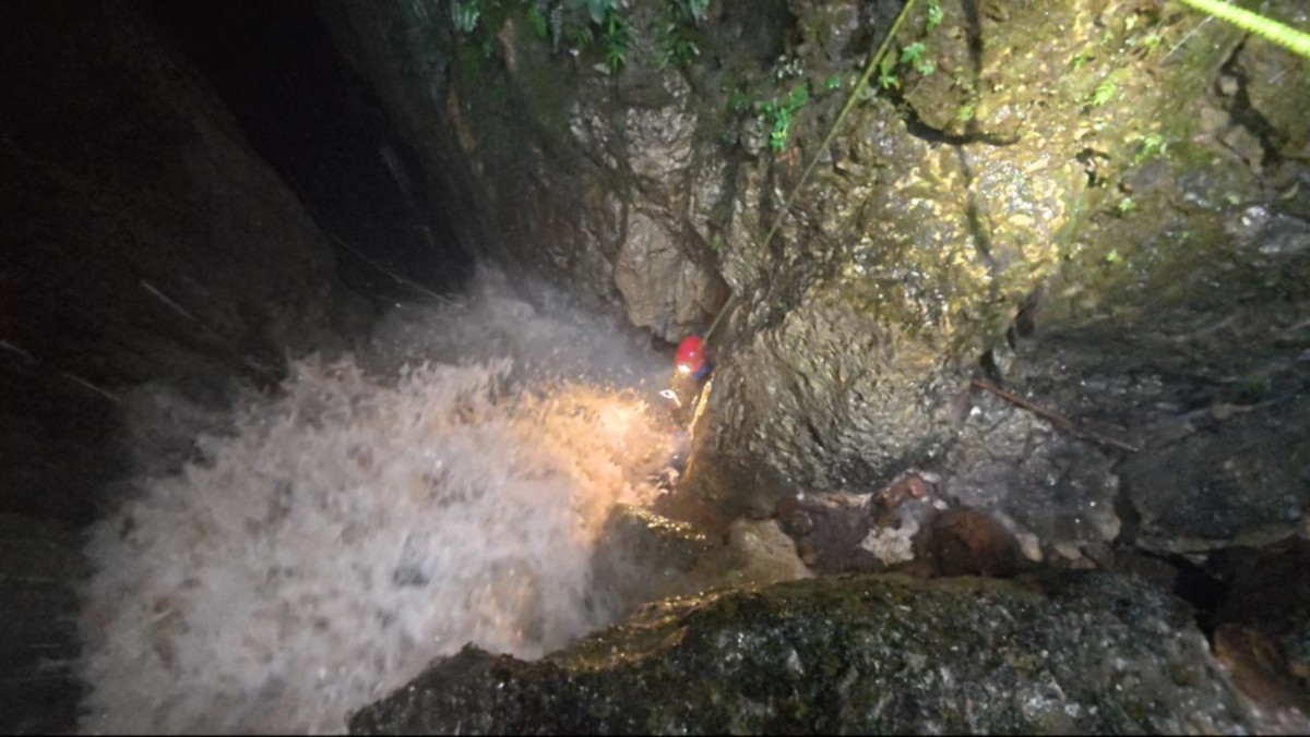 A l'entrée du gouffre, c'est un véritable torrent qui s'y engouffre.