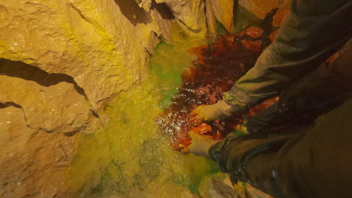 Yann A injecte la fluorescéine dans le siphon terminal.