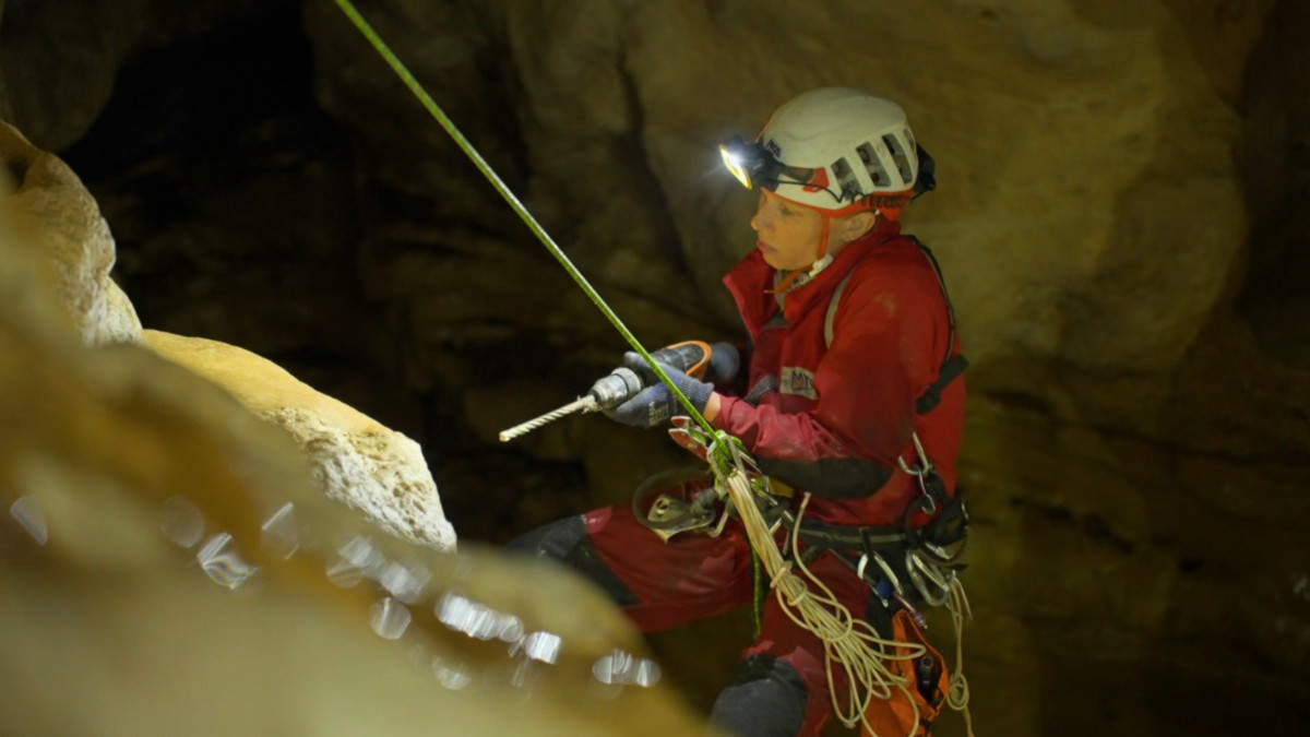 Katia rééquipe pour préserver les cordes fournies par notre partenaire Courant.
