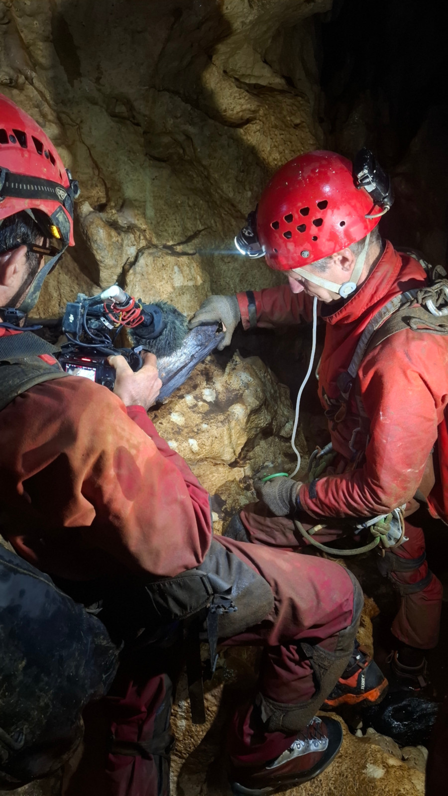 Franck collecte la faune souterraine devant l'objectif de Yann R et Monika pose devant la caméra.