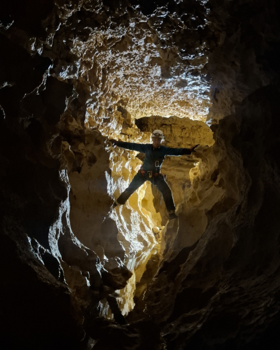 Franck collecte la faune souterraine devant l'objectif de Yann R et Monika pose devant la caméra.