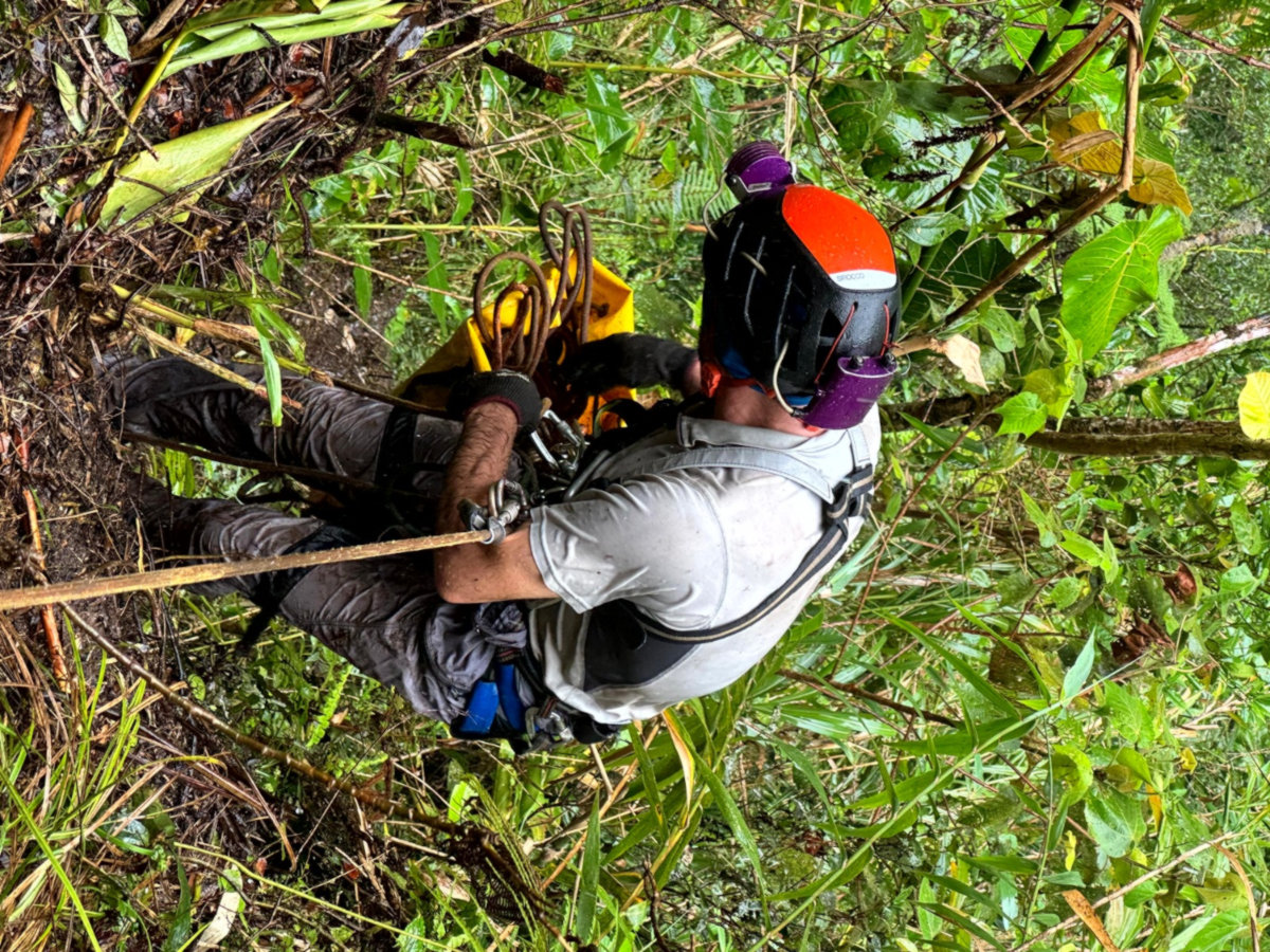 Denis déséquipe les dernières verticales dans la doline.