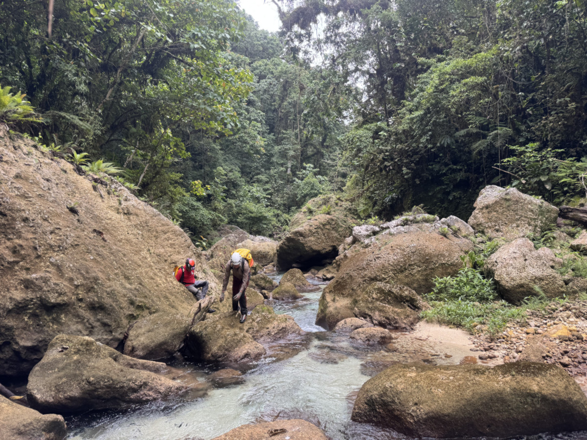 Progression dans le lit de la Galuwé