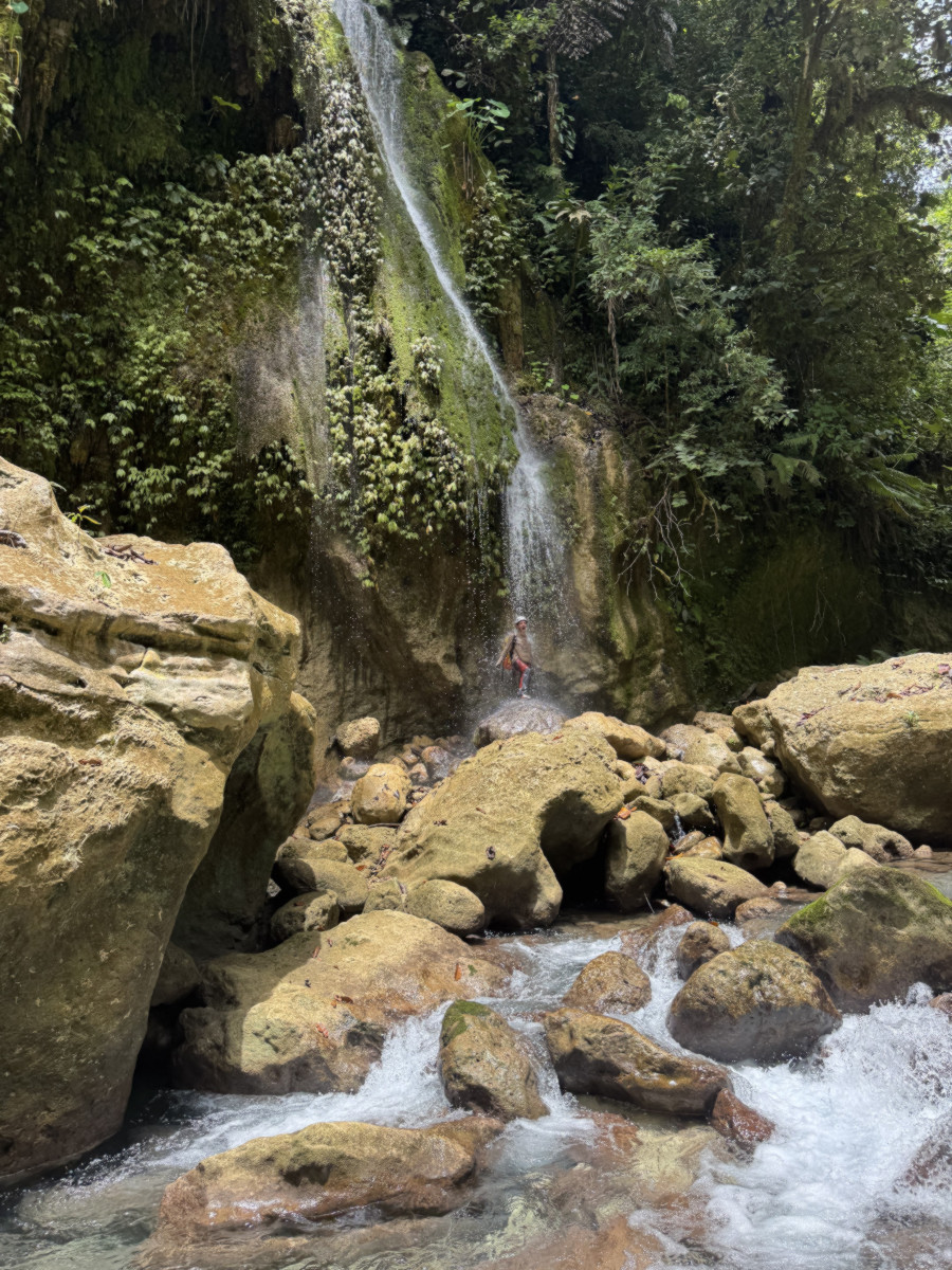 Une cascade qui déverse dans la Galuwé