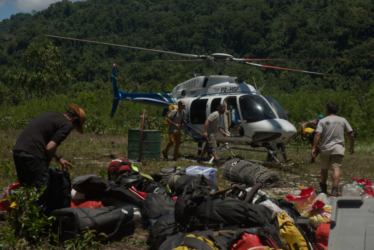 Le matériel et les équipes arrivent sur la DZ de Galuwé