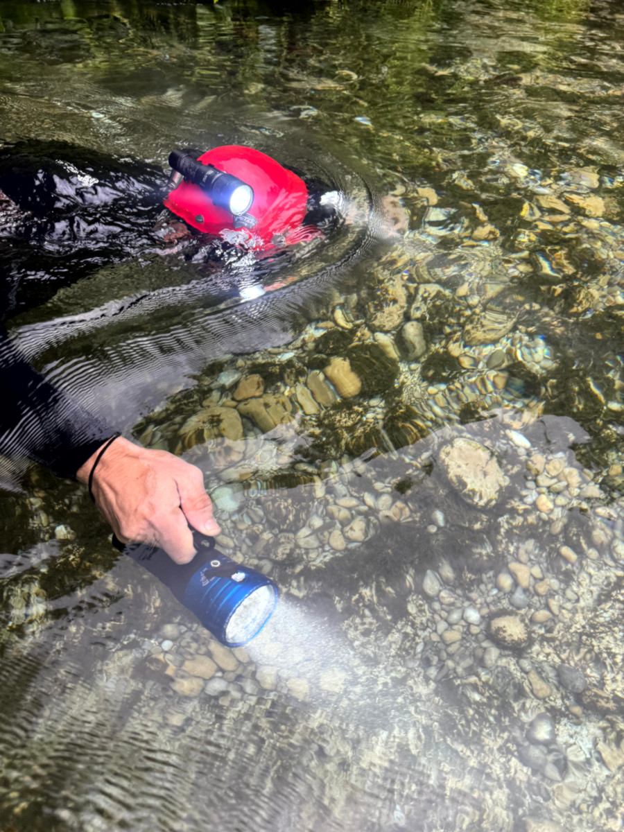 Visite plongée à la résurgence de Wara Kalap avec les lampes Bersub.