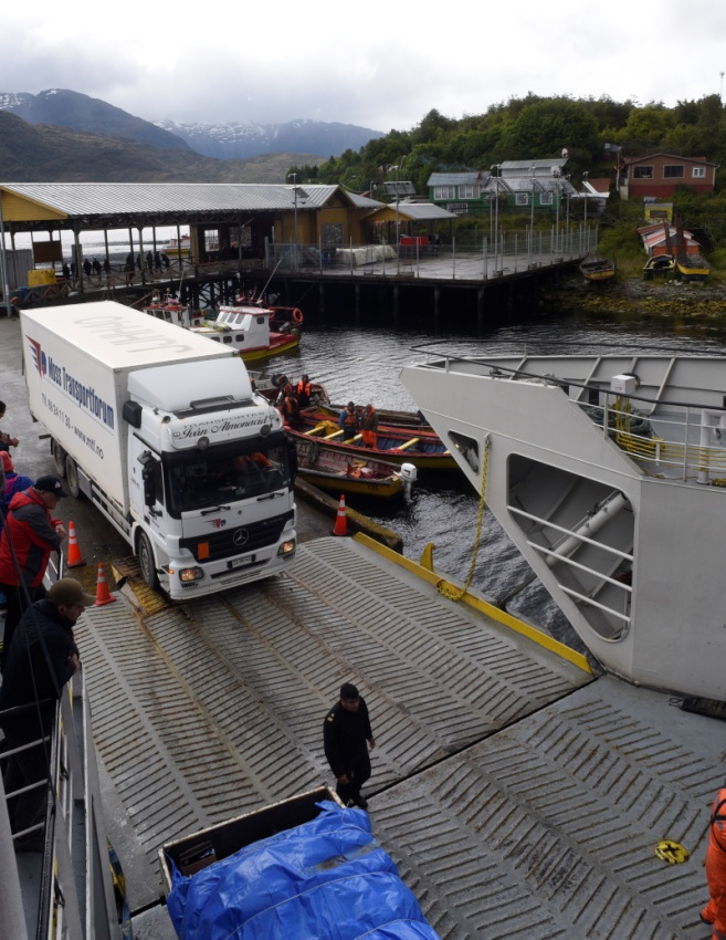 Le camion avec une partie du matériel de l'expédition débarque du ferry à Puerto Eden