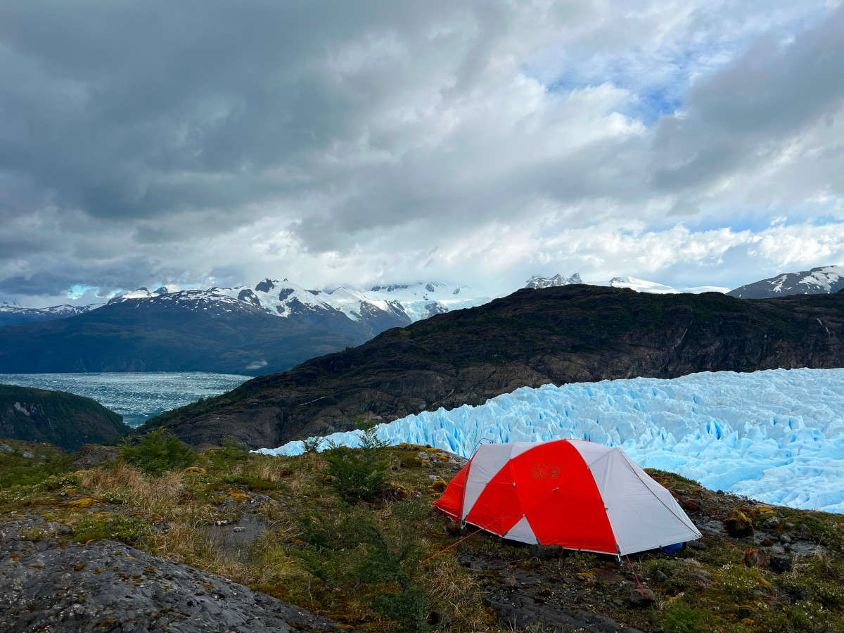 El campamento avanzado en el borde del glaciar