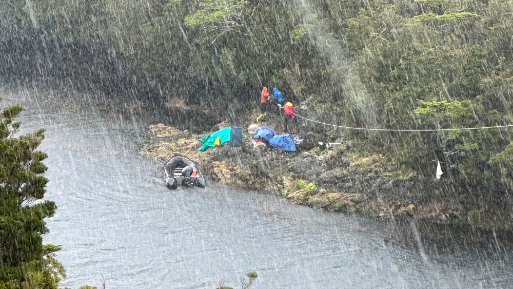 La tyrolienne permet à l'équipe de grimper tout le matériel sous la pluie incessante